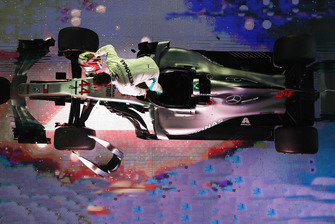 Lewis Hamilton, Mercedes AMG F1 W09 EQ Power+, 1° classificato, sotto al podio