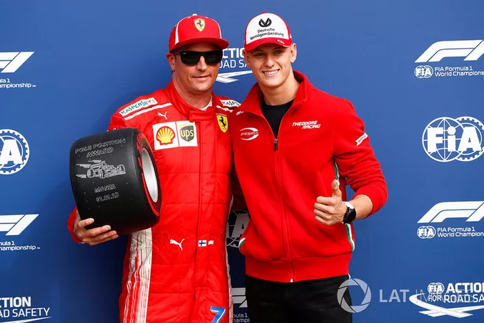 Pole de Kimi Raikkonen, Ferrari, con Mick Schumacher