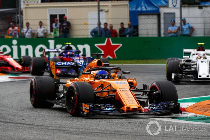 Fernando Alonso, McLaren MCL33, Charles Leclerc, Sauber C37 y Pierre Gasly, Toro Rosso STR13