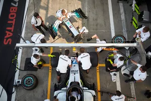 Sostituzione del musetto sulla monoposto di Valtteri Bottas Mercedes AMG F1 W09 