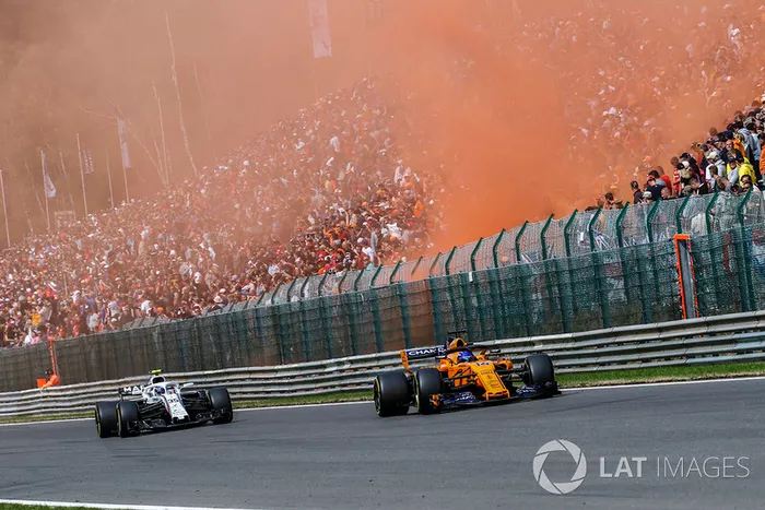 Charles Leclerc, Sauber C37 y Fernando Alonso, McLaren MCL33