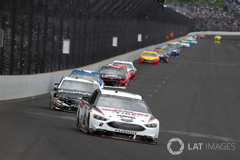 Brad Keselowski, Team Penske, Ford Fusion Discount Tire and Aric Almirola, Stewart-Haas Racing, Ford Fusion Smithfield