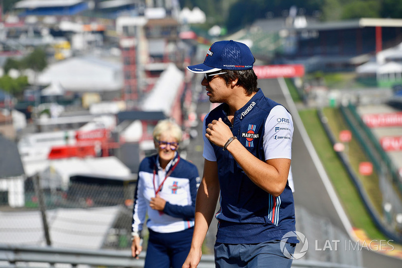 Lance Stroll, Williams Racing, cammina lungo il circuito