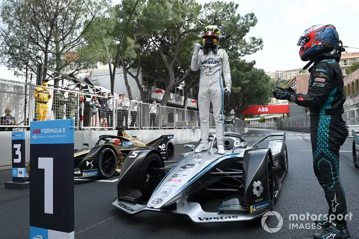 Stoffel Vandoorne, Mercedes-Benz EQ, 1ª posición, Mitch Evans, Jaguar Racing, 2ª posición, celebran tras la carrera