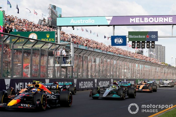 Arrancada Sergio Pérez, Red Bull Racing RB18, Lewis Hamilton, Mercedes W13, George Russell, Mercedes W13, Daniel Ricciardo, McLaren MCL36