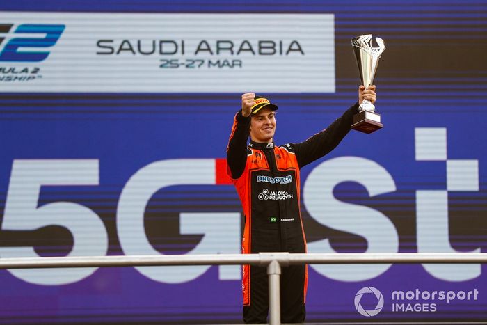 Felipe Drugovich, MP Motorsport celebra la victoria en el podio