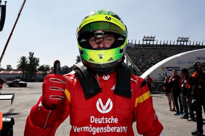 Mick Schumacher celebra