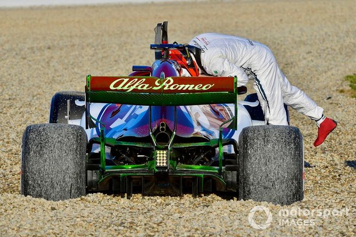 Kimi Raikkonen sale del Alfa Romeo Racing C38