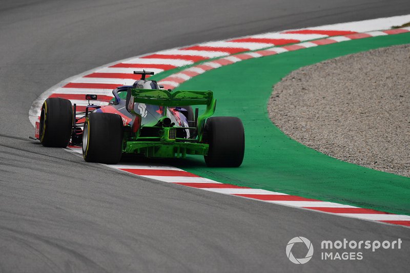 Daniil Kvyat, Scuderia Toro Rosso STR14 with aero paint on rear wing and rear diffuser