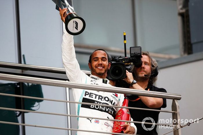 Lewis Hamilton, Mercedes AMG F1, celebra en el podio
