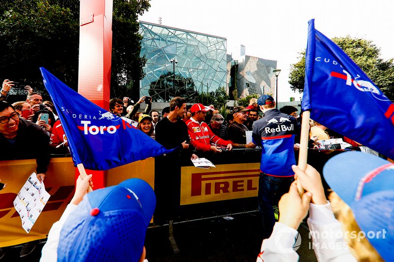 Daniil Kvyat, Toro Rosso signs autographs for fans at the Federation Square event