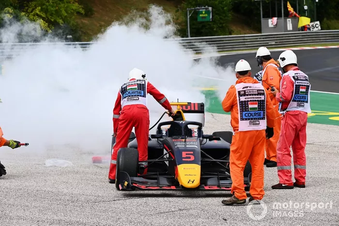 Liam Lawson, Hitech Grand Prix, abandona con problemas de motor