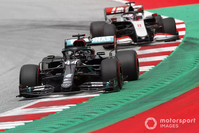 Lewis Hamilton, Mercedes F1 W11 EQ Performance, precede Romain Grosjean, Haas VF-20