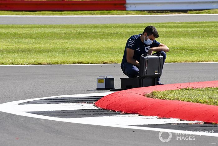 Un mecánico de AlphaTauri