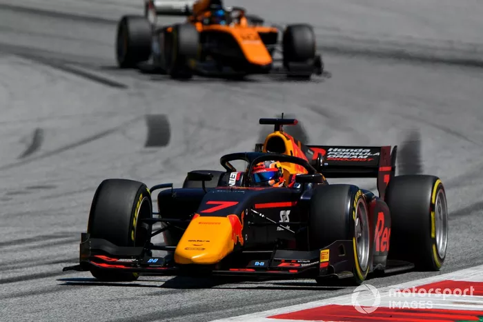 Yuki Tsunoda, Carlin, precede Guilherme Samaia, Campos Racing