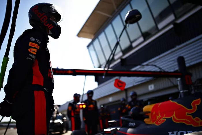 Un miembro de Red Bull Racing en el pitlane