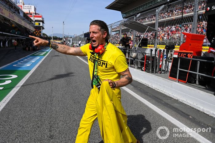 El empresario italiano Lapo Elkann celebra con el equipo Ferrari