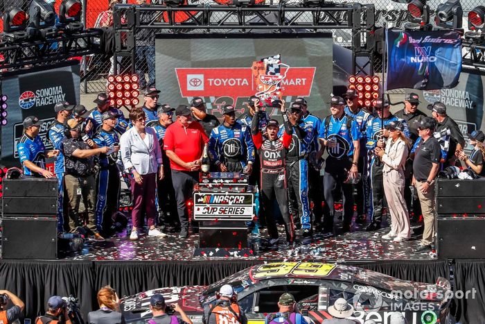Daniel Suárez, TrackHouse Racing, Onx Homes / Renu Chevrolet Camaro celebra su victoria