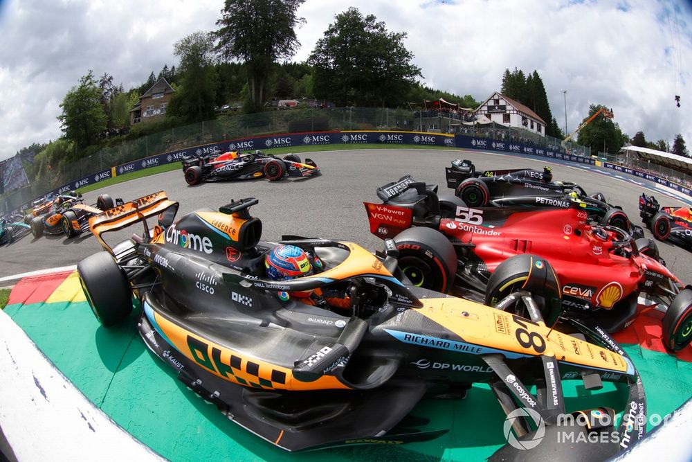 El momento del incidente entre Oscar Piastri y Carlos Sainz, quienes fueron los únicos abandonos de la carrera.