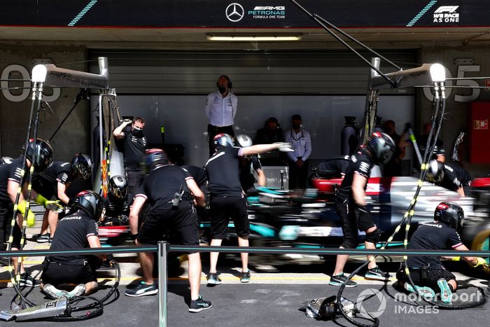 Mercedes practica un pitstop con el Mercedes W12 