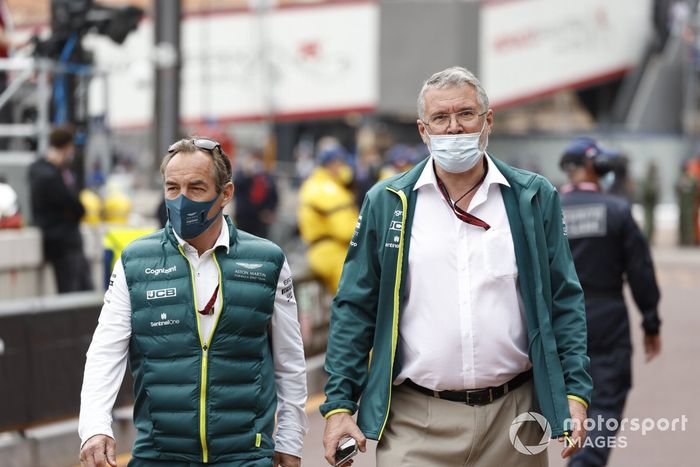 Miembros del equipo Aston Martin en el paddock
