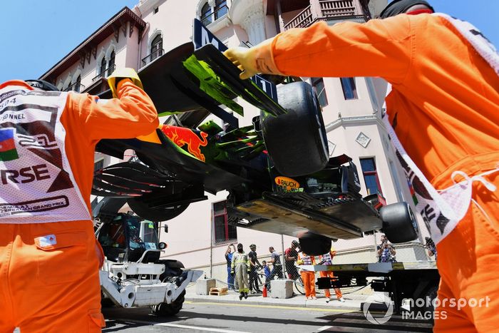 Los comisarios retiran el coche dañado de Max Verstappen, Red Bull Racing RB16B