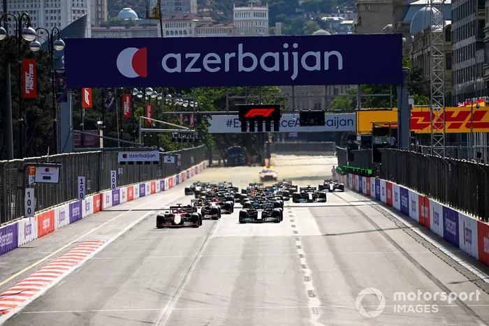 Charles Leclerc, Ferrari SF21, Lewis Hamilton, Mercedes W12, Max Verstappen, Red Bull Racing RB16B, al inicio