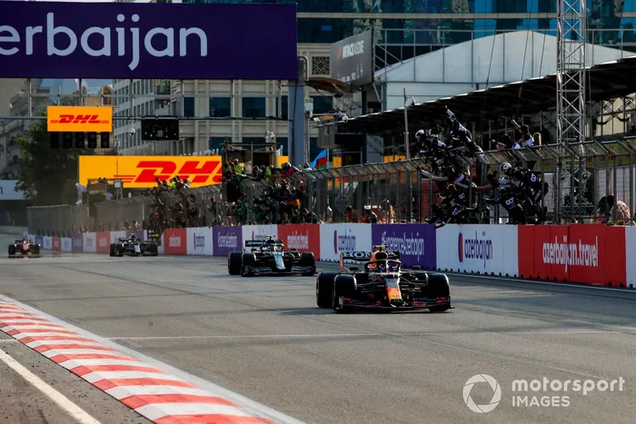Ganador Sergio Pérez, Red Bull Racing RB16B, se lleva la bandera a cuadros 