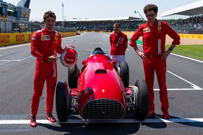 Charles Leclerc, Ferrari, Marc Gene, Mattia Binotto, Director del equipo Ferrari con el Ferrari 375 de 1951