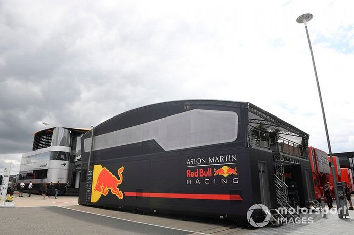 El garaje de Red Bull Racing en el paddock