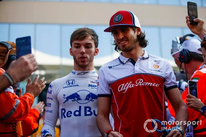 Pierre Gasly, Toro Rosso, e Antonio Giovinazzi, Alfa Romeo Racing, alla parata dei piloti