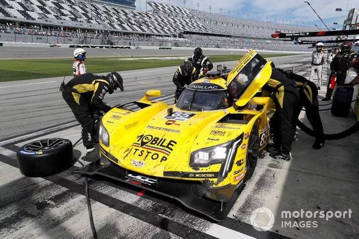#85 JDC-Miller Motorsports Cadillac DPi, DPi: Matheus Leist, Chris Miller, Tristan Vautier, Juan Piedrahita, pit stop