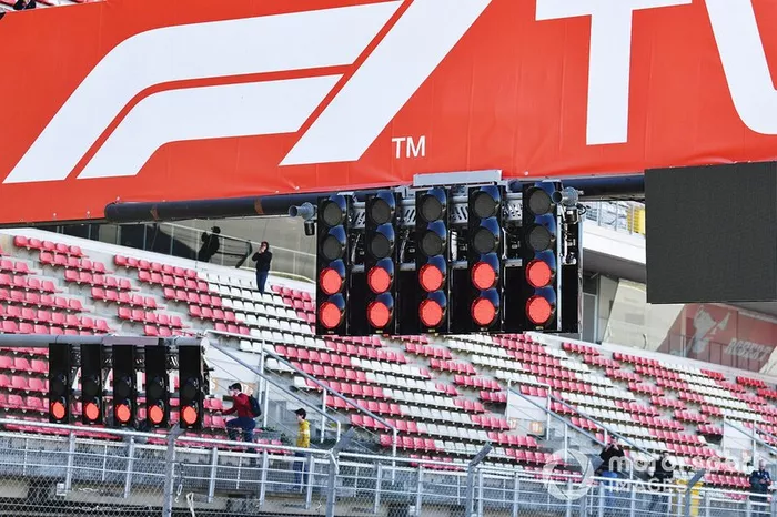 Las luces en rojo sobre el pórtico de la recta de pits