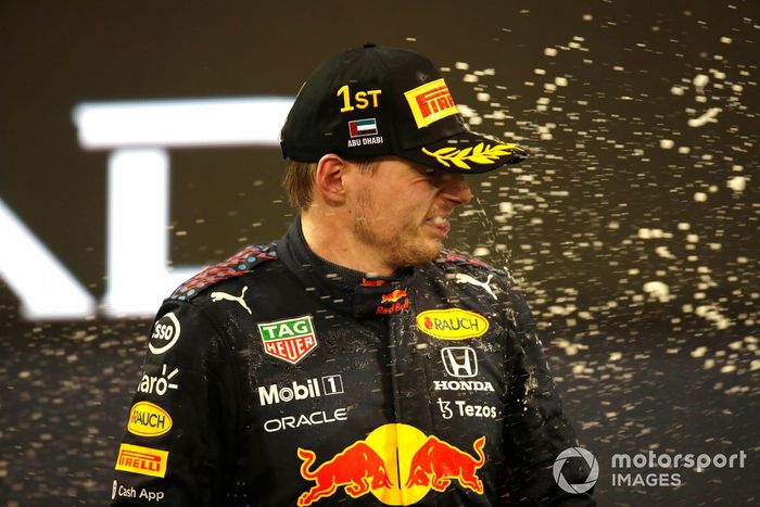 Podio: ganador y campeón del mundo Max Verstappen, Red Bull Racing