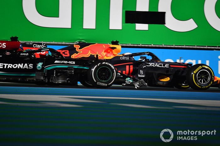Max Verstappen, Red Bull Racing RB16B, y Lewis Hamilton, Mercedes W12, hacen contacto mientras luchan por la posición
