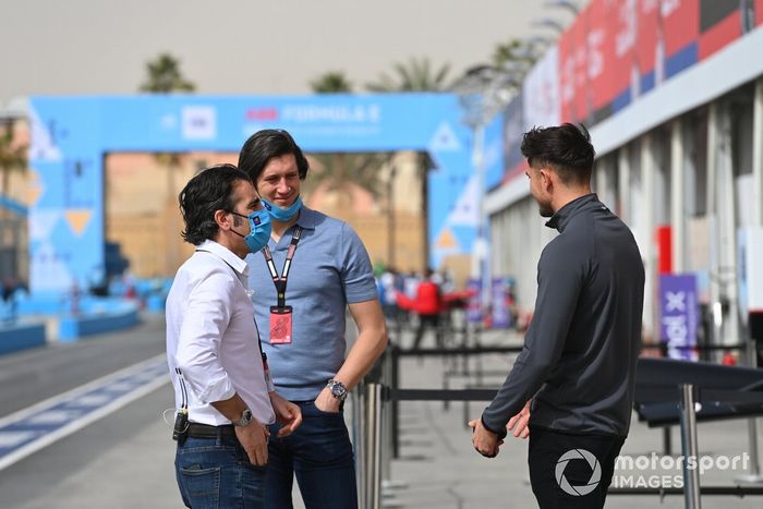 Pundit Dario Franchitti en pit lane