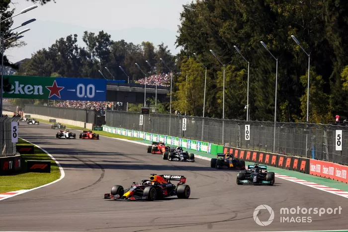 Max Verstappen, Red Bull Racing RB16B, Lewis Hamilton, Mercedes W12,y Sergio Pérez, Red Bull Racing RB16B