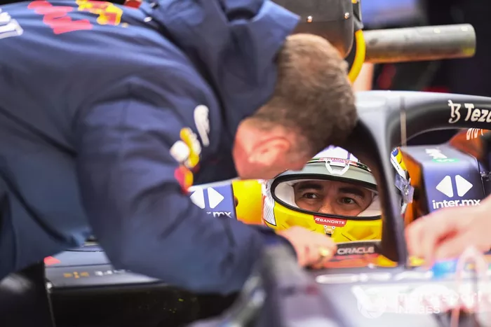 Christian Horner, director de Red Bull Racing,, habla con Sergio Pérez, Red Bull Racing