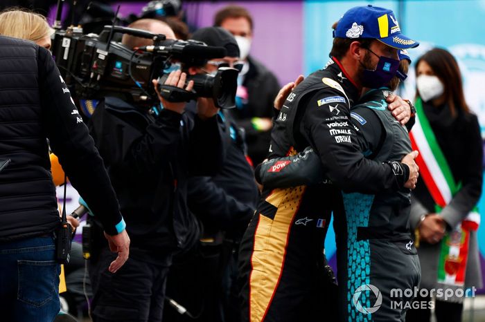 Jean-Eric Vergne, DS Techeetah, celebra su victoria con Sam Bird, Jaguar Racing, segundo clasificado