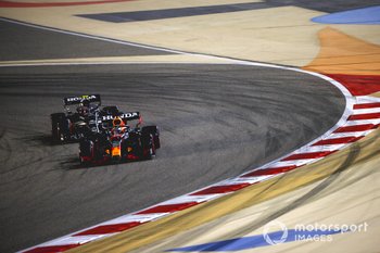 Verstappen begint F1-seizoen 2021 met ijzersterke pole in Bahrein