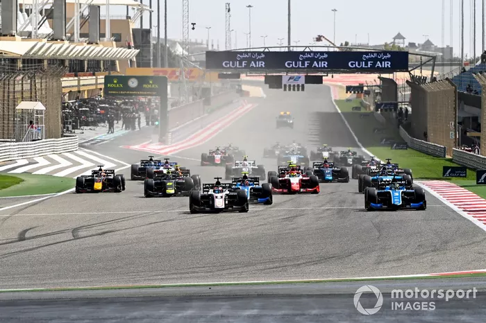 Guanyu Zhou, Uni-Virtuosi Racing, Christian Lundgaard, ART Grand Prix y Felipe Drugovich, Uni-Virtuosi en la salida