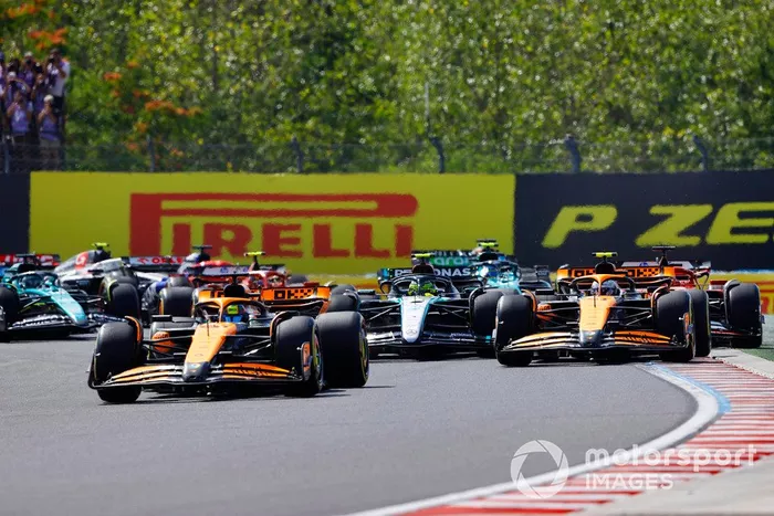 Oscar Piastri, McLaren MCL38, Lando Norris, McLaren MCL38, Charles Leclerc, Ferrari SF-24, Lewis Hamilton, Mercedes F1 W15, el resto de la parrilla en la primera vuelta.