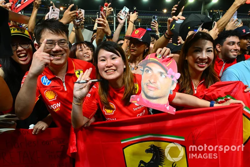 Les fans soutiennent Carlos Sainz, de la Scuderia Ferrari, lors de la promenade dans la voie des stands.