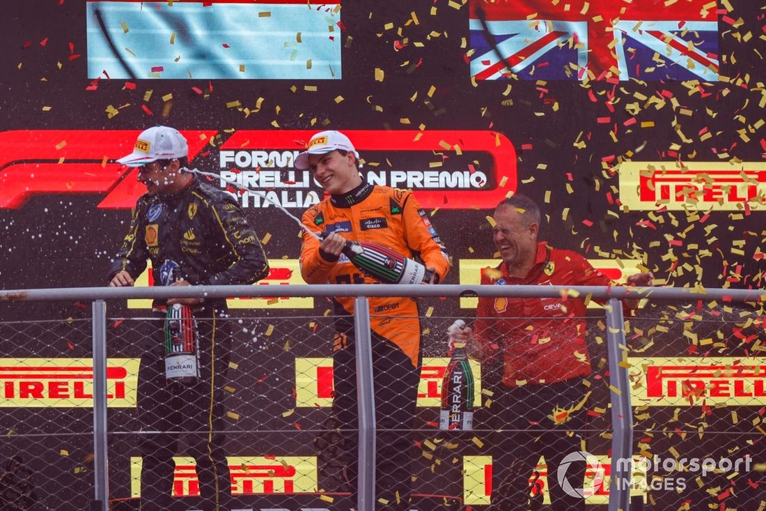 Charles Leclerc, Scuderia Ferrari, 1ª posição, Oscar Piastri, McLaren F1 Team, 2ª posição, spray de champanhe no pódio