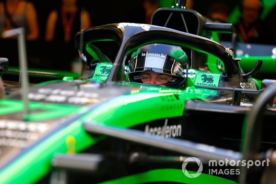 Valtteri Bottas, Stake F1 Team KICK Sauber, en el cockpit 