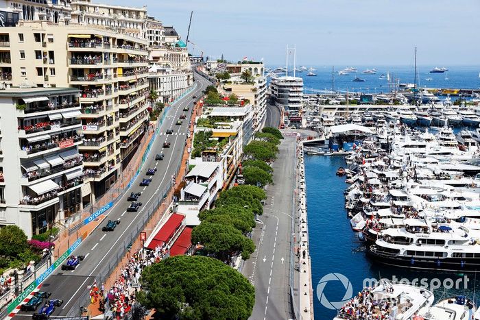 Charles Leclerc, Ferrari SF-24, Oscar Piastri, McLaren MCL38, Carlos Sainz, Ferrari SF-24, Lando Norris, McLaren MCL38, George Russell, Mercedes F1 W15, Max Verstappen, Red Bull Racing RB20, el resto de la parrilla en la salida.