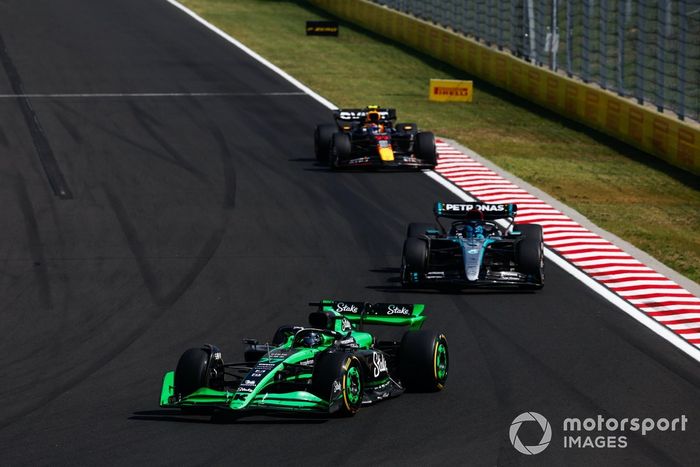 Valtteri Bottas, Stake F1 Team Kick Sauber C44, George Russell, Mercedes F1 W15, Sergio Pérez, Red Bull Racing RB20