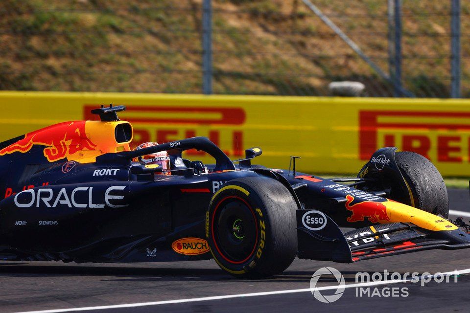 Max Verstappen, Red Bull Racing RB20, recupera depois de colidir com Lewis Hamilton, Mercedes F1 W15