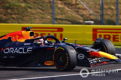 Max Verstappen, Red Bull Racing RB20, recupera depois de colidir com Lewis Hamilton, Mercedes F1 W15
