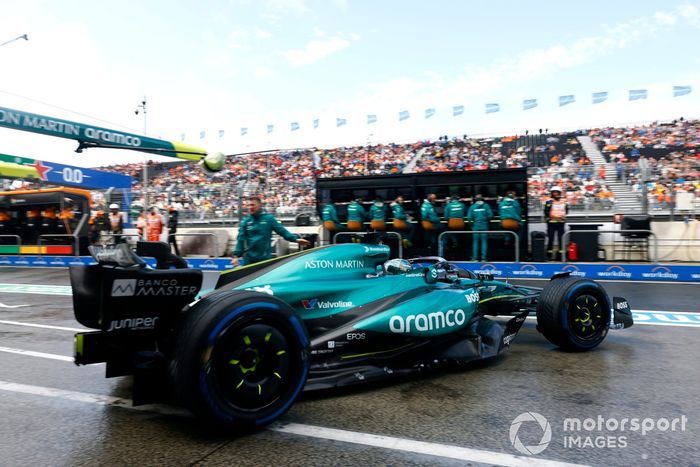 Lance Stroll, Aston Martin AMR24, sale del garaje